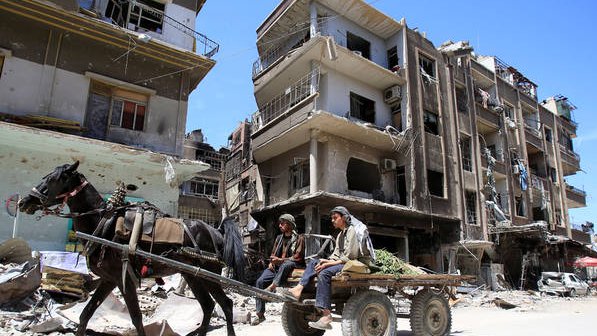 Fotografija: Douma je mesto v ruševinah, človeško trpljenje pa neizmerno. FOTO: Reuters