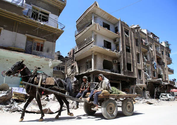 Douma je mesto v ruševinah, človeško trpljenje pa neizmerno. FOTO: Reuters