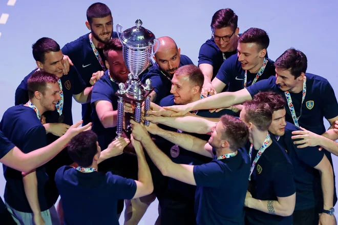 Celjski igralci so ponosno dvignili pokal za tretje mesto v ligi SEHA.