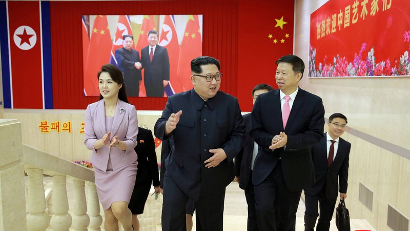 Fotografija: Severnokorejski voditelj Kim Džong Un (v sredini) med sprejemom Song Taa (desno), vodje mednarodnega oddelka kitajske komunistične partije. FOTO: Reuters