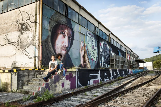 Soustvarjajte umetnost grafitov v industrijskih pristaniščih.