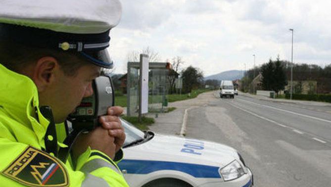 Fotografija: Da bi bile naše ceste bolj varne, moramo za to poskrbeti predvsem vozniki sami, je zapisala policija. FOTO: Ljubo Vukelič/Delo