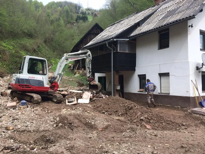 Delavci odstranjujejo naplavine, težava je, ker do vseh območij ne morejo z velikimi gradbenimi stroji, razlito vodo poskušajo usmeriti nazaj v struge. FOTO: arhiv občine Hrastnik