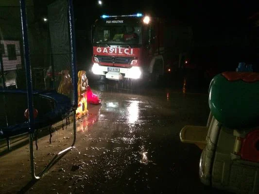 Gasilci so že včeraj opravili številne intervencije, prav tako so na terenu delavci zagorske Komunale. FOTO: arhiv občine Hrastnik