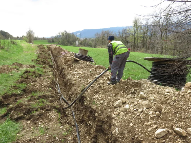 Elektro Gorenjska gradi podzemni kabelski električni daljnovod pri Žirovnici. Foto: Blaž Račič/Delo