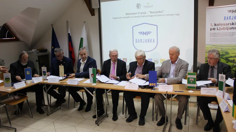 Fotografija: Na predstavitvi Barjanke v Botaničnem vrtu so pismo o nameri podpisali predstavniki vseh sedmih barjanskih občin, krajinskega parka Ljubljansko barje, BTC, KD Rog in Turizma Ljubljana. FOTO: Miroslav Cvjetičanin