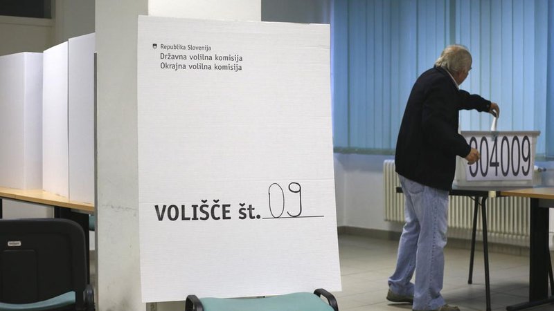 Fotografija: Na letošnjem referendumu in dvojih volitvah bo 61 volišč manj. FOTO: Matej Družnik