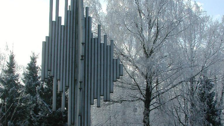 Fotografija: Od kraje leta 2011 sta od obeležja Borisu Kidriču v Kidričevem ostala le podstavek in abstrahirano drevo. FOTO: Franc Milošič/Delo