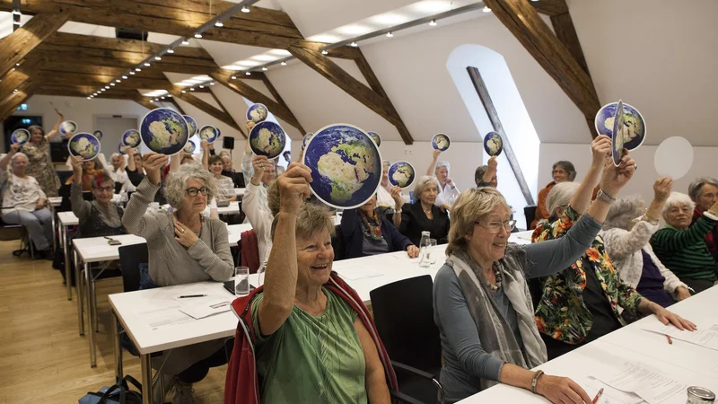 Ustanovna skupina Klimasseniorinnen je štela nekaj deset dam, danes jih tisoč. Združenje je postalo samostojna silnica gibanja za blažitev podnebnih sprememb v Švici. FOTO: Miriam Künzli/Greenpeace/Ex-press/Miria