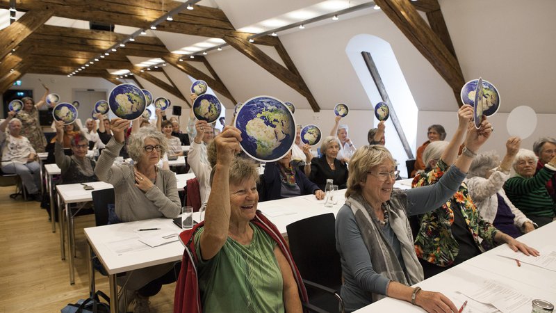 Fotografija: Ustanovna skupina Klimasseniorinnen je štela nekaj deset dam, danes jih tisoč. Združenje je postalo samostojna silnica gibanja za blažitev podnebnih sprememb v Švici. FOTO: Miriam Künzli/Greenpeace/Ex-press/Miria