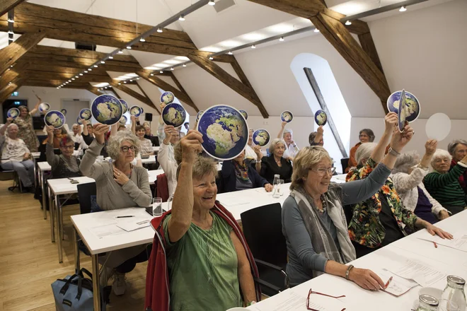 Ustanovna skupina Klimasseniorinnen je štela nekaj deset dam, danes jih tisoč. Združenje je postalo samostojna silnica gibanja za blažitev podnebnih sprememb v Švici. FOTO: Miriam Künzli/Greenpeace/Ex-press/Miria