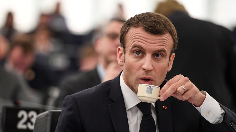Fotografija: Macron je predlagal program, s katerim bi občine, ki sprejemajo migrante, prejemale finančno pomoč. FOTO: Frederick Florin/AFP