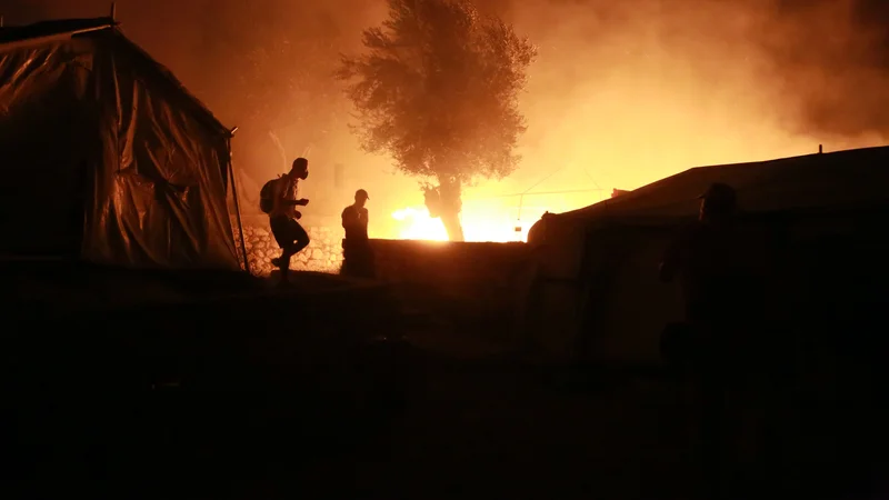 Fotografija: V centru Moria je po navedbah lokalnih medijev zagorelo več kot 3000 šotorov in bivalnih kontejnerjev, upravna stavba in zdravstvena postaja. FOTO: Manolis Lagoutaris/AFP