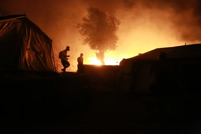 V centru Moria je po navedbah lokalnih medijev zagorelo več kot 3000 šotorov in bivalnih kontejnerjev, upravna stavba in zdravstvena postaja. FOTO: Manolis Lagoutaris/AFP