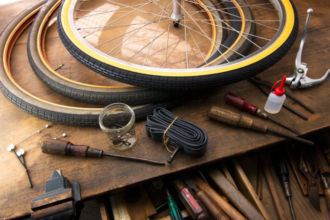 Čeprav je rekreativno kolesarstvo pri nas v silovitem porastu, pa je osnovnih kolesarskih znanj zaradi ne prav bogate tradicije rekreativnega cestnega kolesarstva in strokovnjakov, ki bi bili resnično vpeti vanj, premalo. FOTO: Shutterstock