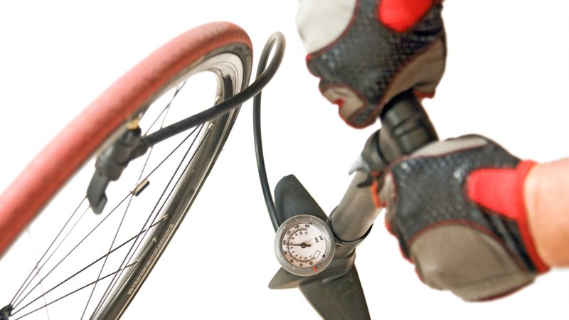 Fotografija: Žal je pri nas poznavanje pnevmatik za cestna dirkalna kolesa še vedno slabo, in se nam zdi, da če guma stane 20 evrov, da je to že veliko. FOTO: Shutterstock