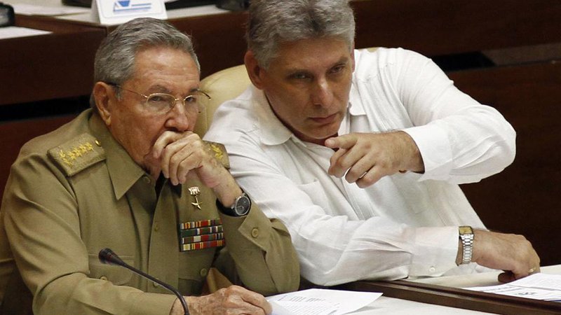 Fotografija: Raúl Castro (levo) in njegov naslednik Miguel Mario Díaz-Canel Bermúdez. FOTO: AP