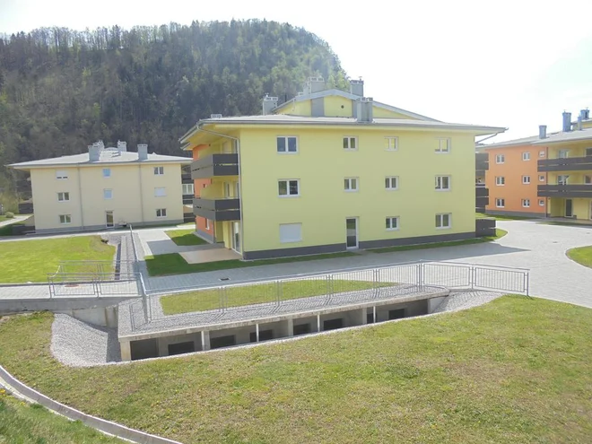 Kamniška soseska Pod skalco je bila zgrajena pred petimi leti, a je od 147 stanovanj še vedno 84 praznih. FOTO: Janez Petkovšek, Delo