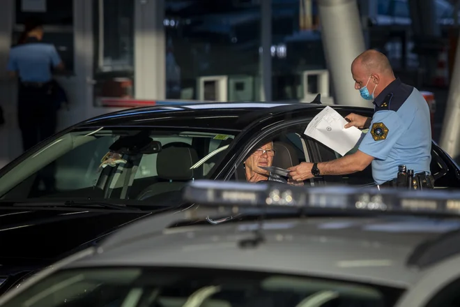 Že policist na meji mora predlog za izdajo karantenske odločbe ustrezno obrazložiti. FOTO: Voranc Vogel/Delo