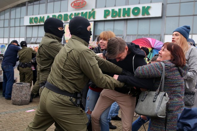 Množični protesti v Belorusiji se nadaljujejo, nadaljujejo pa se tudi policijsko nasilje in množične areitacije. FOTO: AFP