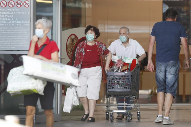 Po oceni zagovornika načela enakosti je bila odločitev vlade, da upokojenci oziroma starejši od 65 let ne smejo nakupovati zunaj tega časa, namenjenega za nakupovanje ranljivih skupin, diskriminatorna do starejših od 65 let. FOTO: Leon Vidic/Delo