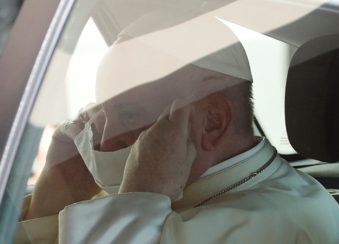 Papež je danes ob prihodu na avdienco, ki je potekala na prostem, nosil masko, ki pa jo je odložil, ko je izstopil iz avtomobila. FOTO: Remo Casilli/Reuters