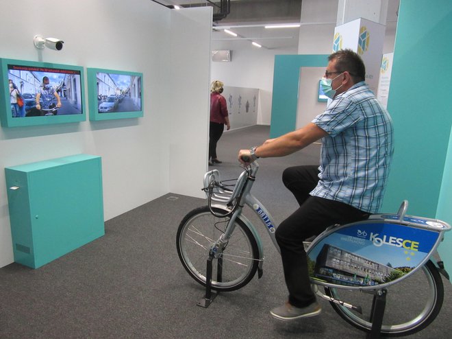Veliko postaj, na katerih se obiskovalci igrajo in s tem učijo, je povezanih s Celjem. S kolesom sredi tehnoparka se lahko vozimo tudi po mestu. Vsaj virtualno. FOTO: Špela Kuralt/Delo