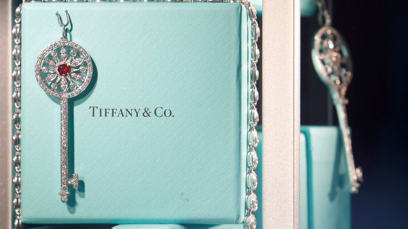 Fotografija: V Tiffanyju so že zagrozili s sodnimi postopki, s katerimi bi LVMH prisilili v sklenitev posla. FOTO: Gonzalo Fuentes/Reuters