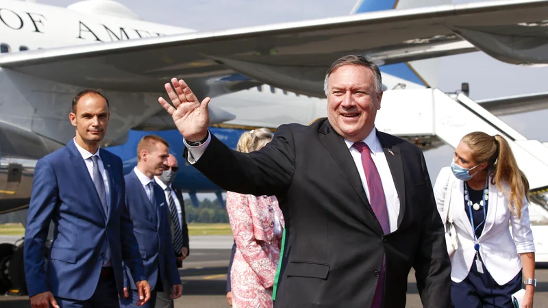 Prihod ameriškega državnega sekretarja Mika Pompea na letališče Jožeta Pučnika, kjer ga je pričakal slovenski zunanji minister Anže Logar. Foto: Matej Družnik/Delo