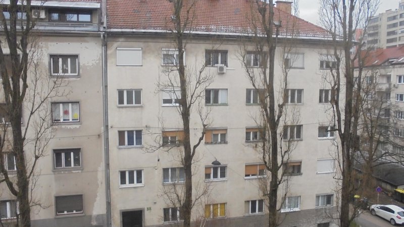 Fotografija: Objekt na Zarnikovi 4 bo ljubljanski stanovanjski sklad prenovil in v njem uredil 17 stanovanj in bivalnih prostorov.