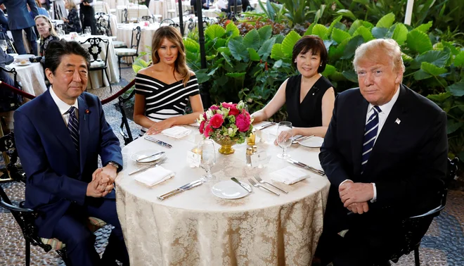 Ameriški predsednik Donald Trump in prva dama Melania sta na posestvu MaraLago v Palm Beachu na Floridi gostila japonskega premierja Shinzo Abe in njegovo ženo Akie. FOTO: Kevin Lamarque/Reuters