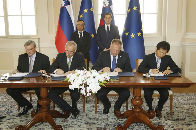 Podpis pogodbe o državni spodbudi družbi Lonstroff iz japonske skupine Sumitomo Rubber Industries za investicijo v tovarno za proizvodnjo medicinskih elastomerov v Logatcu. FOTO: Leon Vidic/Delo