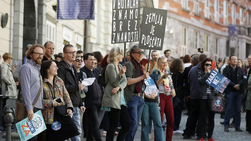 Fotografija: Shod za znanost, ki so se ga udeležili slovenski raziskovalci in znanstveniki. FOTO: Leon Vidic/Delo