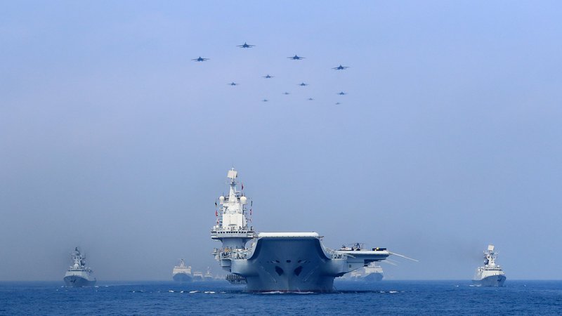 Fotografija: Kitajsko vojaško ladjevje na poti na manevre v Tajvansko ožino. FOTO: Reuters
