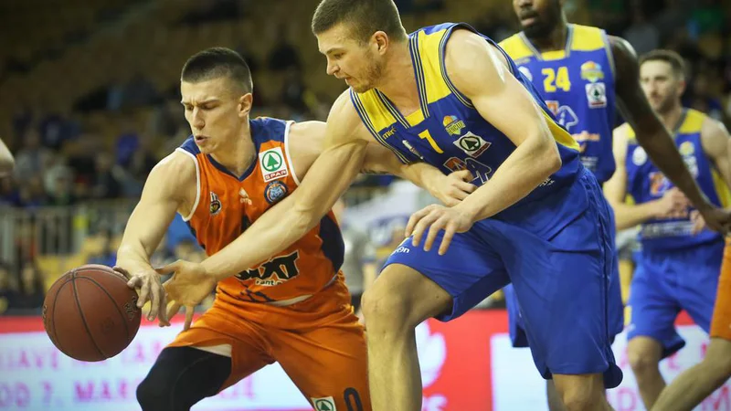 Fotografija: Matic Rebec je bil vnovič strup za Šenčurjane. Foto Jure Eržen/Delo