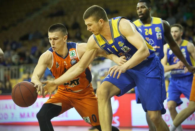 Matic Rebec je bil vnovič strup za Šenčurjane. Foto Jure Eržen/Delo