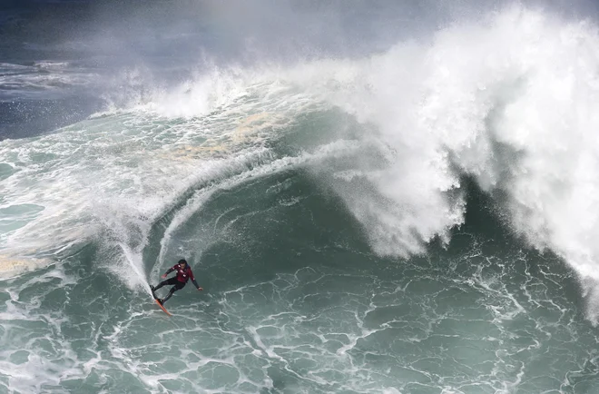 Španski surfer Axi Muniain. FOTO: Armando Franca/Ap