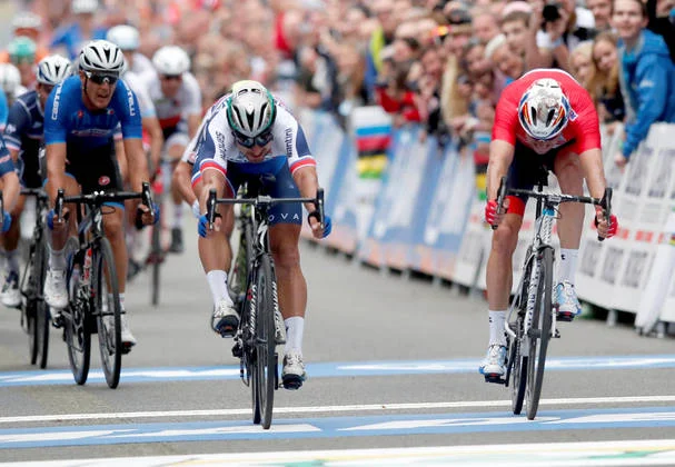 Peter Sagan je takole prišel do še tretje zaporedne mavrične majice.