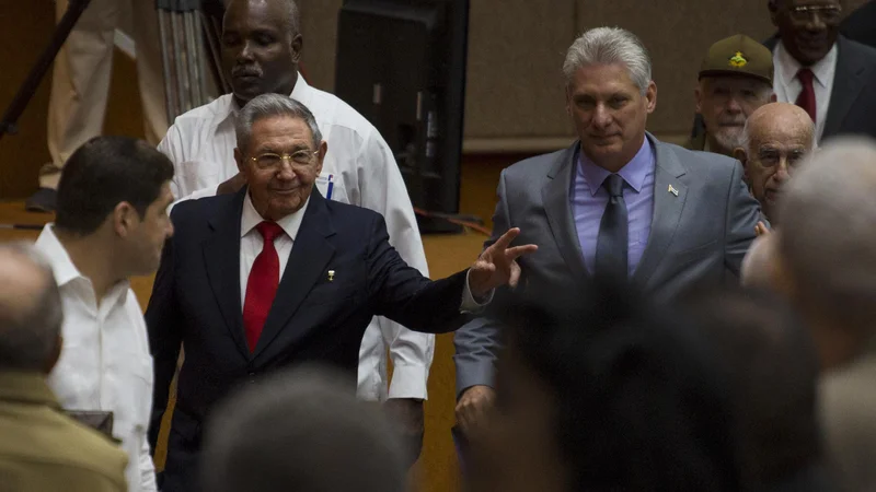 Raul Castro bo oblast predal Miguelu Diaza-Canelu. Irene Perez/AP