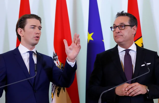 Kancler Sebastian Kurz (levo) in podkancler Heinz-Christian Strache predstavljata ukrepe po vladni seji. FOTO: Leonhard Foeger/REUTERS