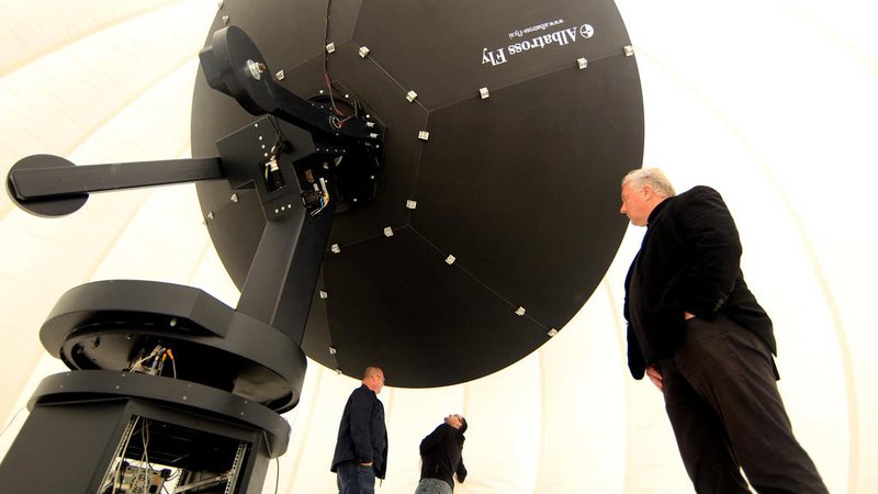 Fotografija: Zemeljska postaja za zajem podatkov iz satelitov, v kateri antena s premerom 5,4 metra sledi satelitom na njihovi poti nad Zemljo. Foto: Roman Šipić/Delo