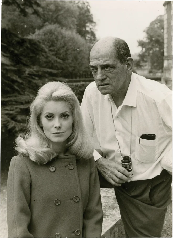 Luis Buñuel z igralko Catherine Deneuve na snemanju filma Lepotica dneva.&nbsp;FOTO:&nbsp;Dokumentacija Dela
