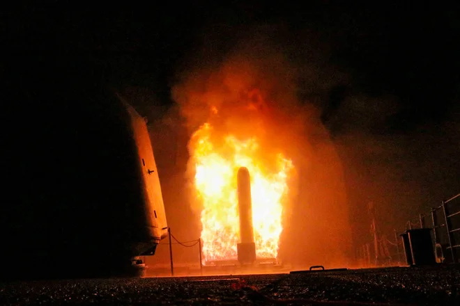 Američani, Britanci in Francozi so kot kazen za domnevni napad sirskega režima na upornike s kemičnim orožjem nad vojsko Bašarja al Asada poslali rakete (na fotografiji izstrelitev ene od njih z ameriškega rušilca USS Monterey).