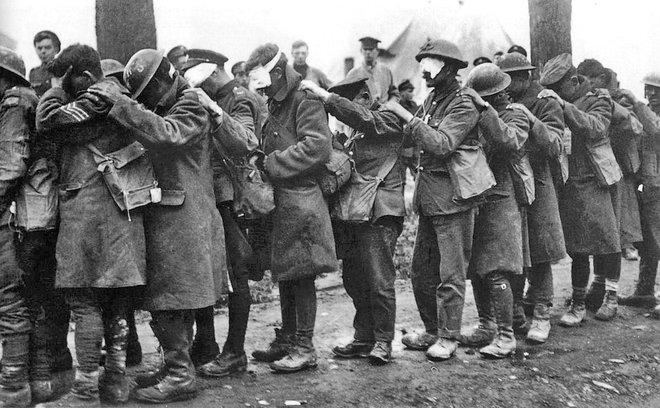 Množična uporaba bojnih strupov med prvo svetovno vojno je poleg smrti povzročila številne poškodbe, med njimi slepoto.