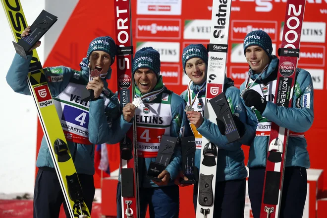 V ekipi A bodo Tilen Bartol in (z leve) Peter Prevc, Jernej Damjan, Domen Prevc in Anže Semenič. Foto&nbsp;Matthias Schräder/AP