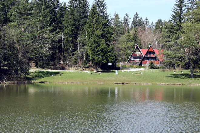 Na vrhuncu turistične sezone je obala polna do zadnjega kotička in čez.