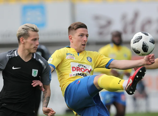 V zadnjem celjsko-ljubljanskem dvoboju v pokalu Slovenije so bili boljši Stefan Savić (levo ob Lovru Cveku) in drugi Ljubljančani.<br />
Foto Mavric Pivk/Delo