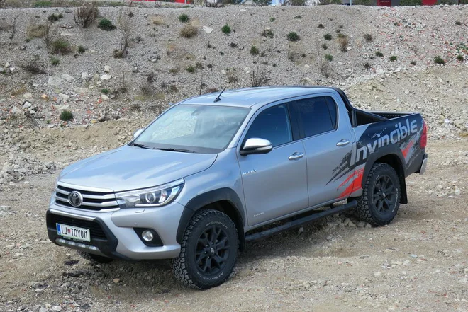 Hilux šteje med najbolj klene in uveljavljene poltovornjake na svetu, zato ni dvomov o njegovih zmogljivostih, obnašanju na terenu ali voznih lastnostih pri največji obremenitvi.
