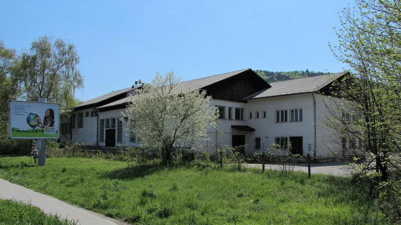 Fotografija: Na območju nekdanje mlekarne naj bi zraslo šest vila blokov s podzemnimi garažami, ki jih omogoča prav prihajajoči nasip. FOTO: Brane Piano/Delo