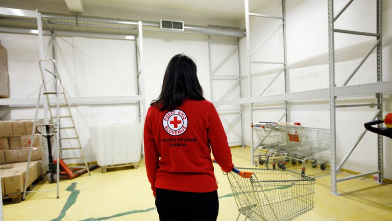 Fotografija: Rdeči križ se zgleduje po skandinavskem modelu preprečevanja odvisnosti. FOTO: Jože Suhadolnik/Delo